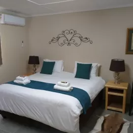 African hunting chalet bedroom