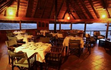 4 star bowhunt lodge dining area