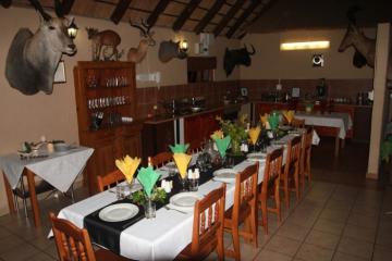 Giraffe lodge dining table